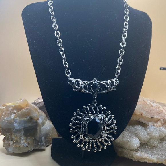 Vintage Silvertone and black faceted rhinestone necklace. - Picture 1 of 5